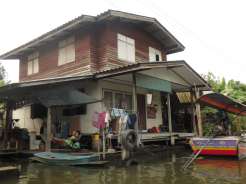 Maison au bord des klongs, Bangkok, Thaïlande