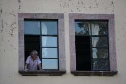Homme à la fenêtre, Querétaro, Mexique